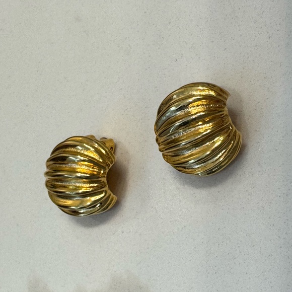 KENNETH JAY LANE RIBBED CLIP ON HOOP EARRINGS - Picture 4 of 5